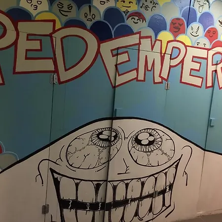 Red Emperor Hostel *