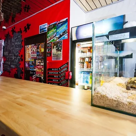 Hostel Red Emperor *