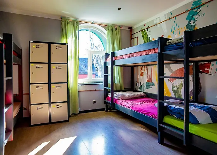 Red Emperor Хостел *