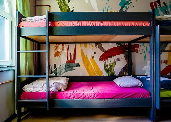 Red Emperor Хостел *