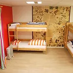 Hostel Red Emperor *